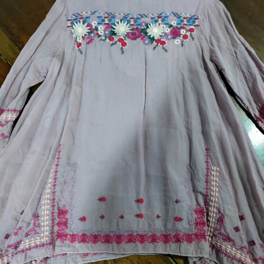 Johnny Was. Beautiful Pre-owned Conditioned Med Embroidered Floral Lavender Top - Picture 9 of 11